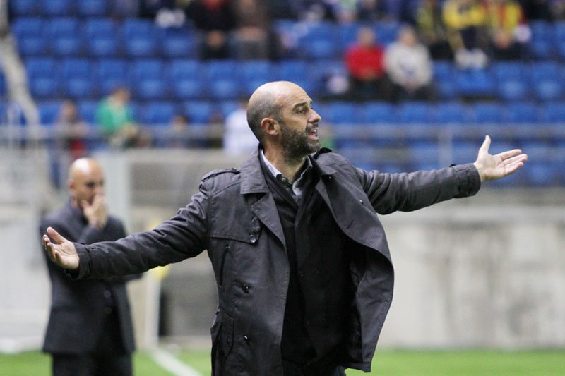 Alberto Monteagudo, dando sus últimas instrucciones ayer contra La Roda como entrenador del Cádiz CF (Foto: Trekant Media)