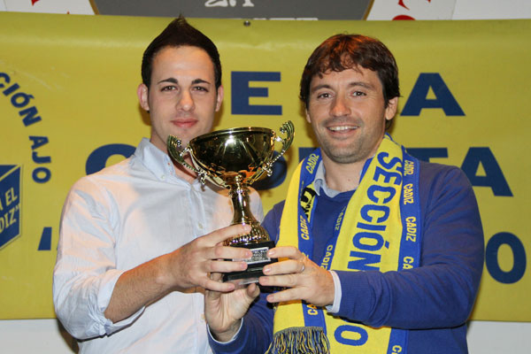 Jesús Ángel Pérez entrega el trofeo de ganador al representante de la Peña Cadista de Jerez, Cadistas Finos (Foto: Trekant Media)