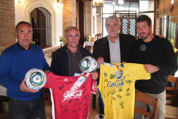 Representantes de la directiva del Cádiz CF y del Sidonia Balompié (Foto: A.J. Candón)