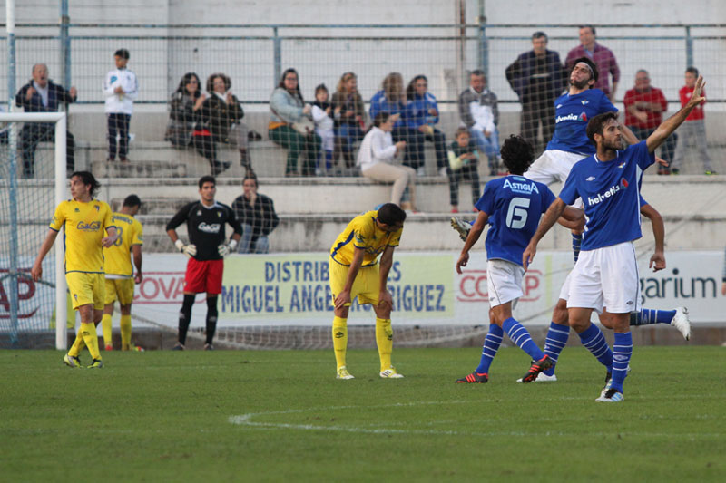 Los jugadores del Cádiz, abatidos tras el segundo gol del Écija Balompié (Foto: Trekant Media)