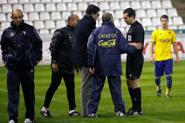 Imagen del tumulto que generó confusión, con Alberto Monteagudo, Juan Méndez, Antonio Navarrete y el confundido Rodrigo Sánchez (Foto: Josema Moreno - masquealba.com)