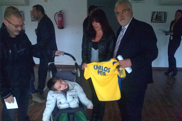 Carlos Pita, junto a sus padres y Florentino Manzano (Foto: cadizcf.com)