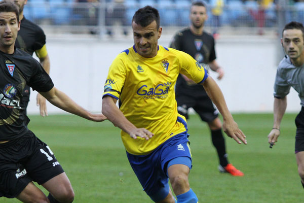 Juan Viyuela en el Cádiz CF contra el ahora su equipo, La Roda CF / Trekant Media