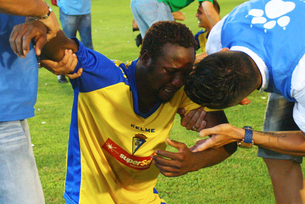 Akinsola llora desconsolado tras no ascender con el Cádiz CF (Foto: Trekant Media)