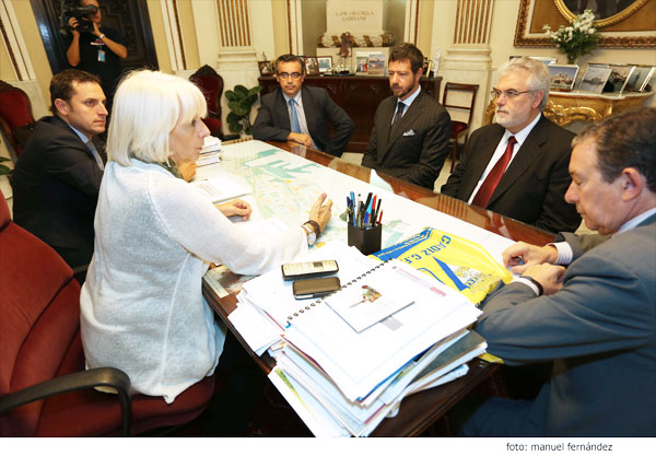 Teófila recibió a los nuevos propietarios del Cádiz CF el pasado año / Manuel Fernández - Ayuntamiento de Cádiz