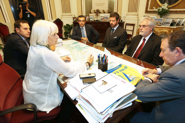 La Alcaldesa de Cádiz, Teófila Martínez, recibió a los nuevos dirigentes del Cádiz CF (Foto: Manuel Fernández - Ayuntamiento de Cádiz)