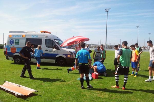 El jugador del CD Mairena siendo antendido (Foto: Trekant Media)