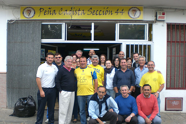 Foto de familia de la celebración del sexto aniversario de la Sección 44 (Foto: Peña Cadista Sección 44)