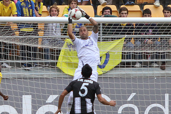 Aulestia detiene un balón por alto (Foto: Trekant Media)