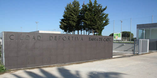 Acceso principal a la Ciudad Deportiva Bahía de Cádiz "El Rosal" (Foto: Trekant Media)