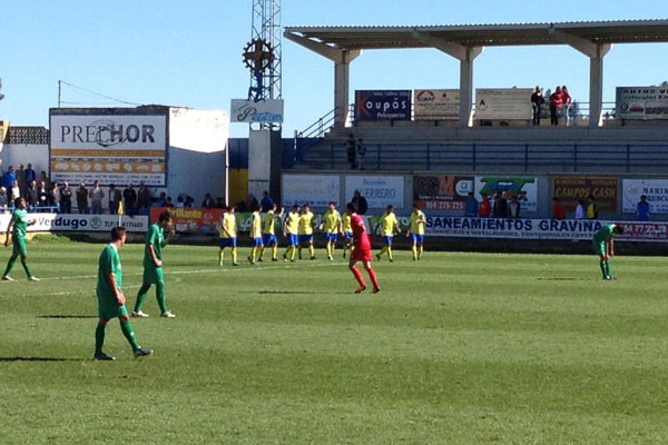 El Coria CF celebra uno de sus goles ante un Cádiz B que vistió de color verde (Foto: @jrdemoyac)