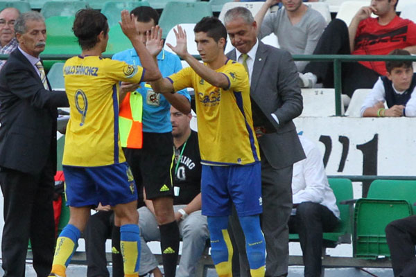 Diego entrando por Pablo en Sevilla (Foto: Trekant Media)