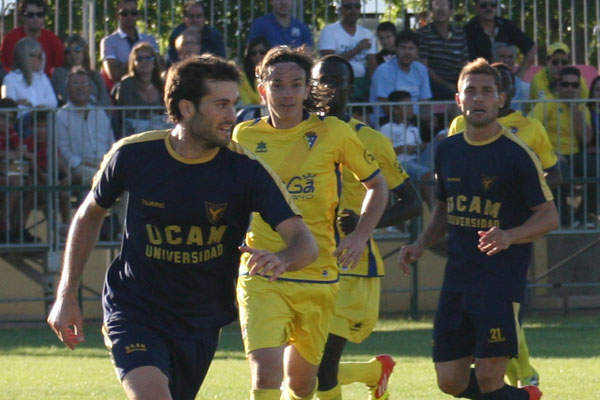 Edison Torres en un lance del juego (Foto: Universidad Católica de Murcia CF)