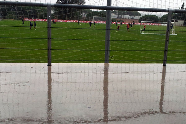 El equipo entrenó bajo una intensa lluvia (Foto: Trekant Media)