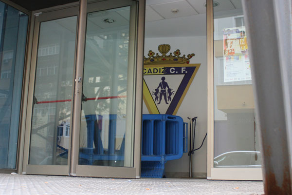 Acceso actual a las oficinas del Cádiz CF, en el fondo norte del estadio Ramón de Carranza (Foto: Trekant Media)