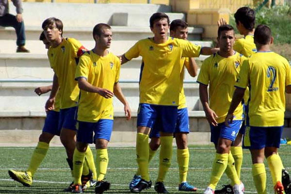 El juvenil del Cádiz CF celebra su gol ante el Xerez CD (Foto: lacanteracadiz.com)