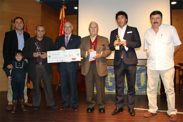 Los premiados por 4 Gatos junto al presidente de la peña cadista (Foto: Trekant Media)