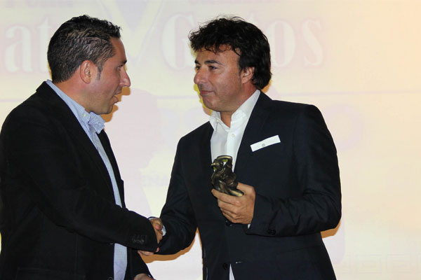 Quique Pina recibiendo su premio 'Gato de Angora' de la Peña Cadista 4 Gatos (Foto: Trekant Media)