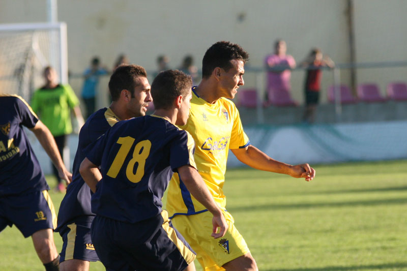 Viyuela rodeado de contrarios (Foto: Universidad Católica de Murcia CF)