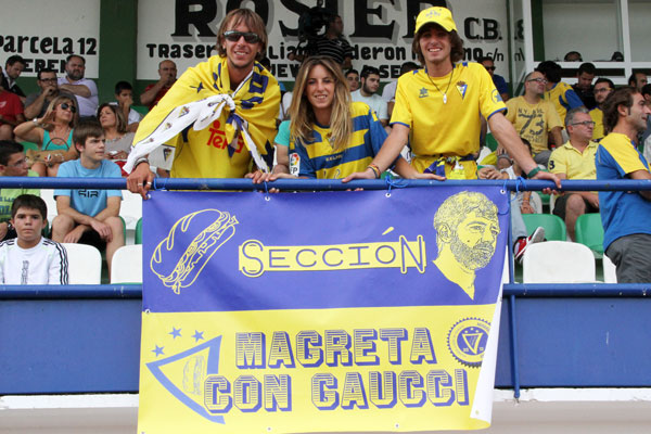 Los aficionados, con la pancarta de la 'Sección Magreta con Gaucci' en Villanueva de la Serena (Foto: Trekant Media)