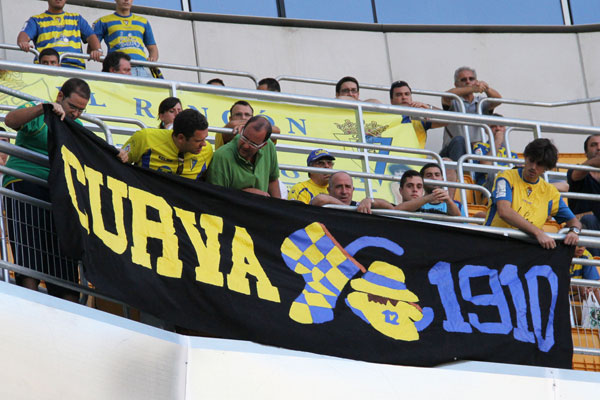 Miembros de 'Curva 1910' muestran por primera vez su pancarta en el Ramón de Carranza (Foto: Trekant Media)