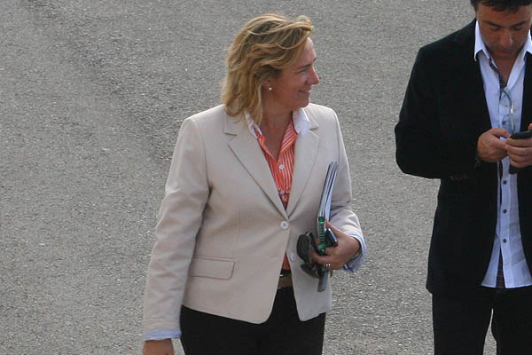 María del Carmen Prado en el parking de la Ciudad Deportiva Bahía de Cádiz (Foto: Trekant Media)