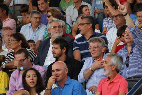 Directiva del Cádiz, con Florentino Manzano a la cabeza, en la grada del Iberoamericano 2010 (Foto: Trekant Media)