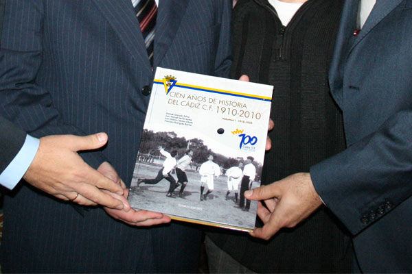 Portada del primer tomo de «Cien años de Historia del Cádiz CF. 1910-2010» el día de su presentación (Foto: Trekant Media)