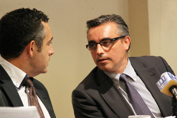 Grimaldi habla con el abogado de Sinergy Diego García (Foto: Trekant Media)