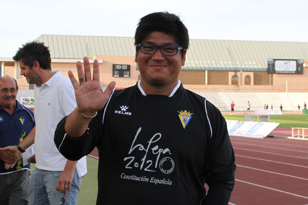 Chikaoka posa sonriente ante las cámaras