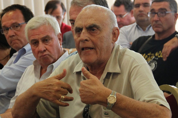 Paco Puig en la Junta Geneal de Accionistas y Federico González a su lado (Foto: Trekant Media)