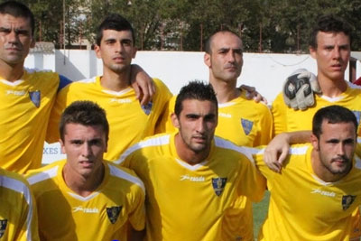 Alineación del Orihuela CF, con el ex-cadista Miguel Valiente abajo en el centro (Foto: Orihuela CF)