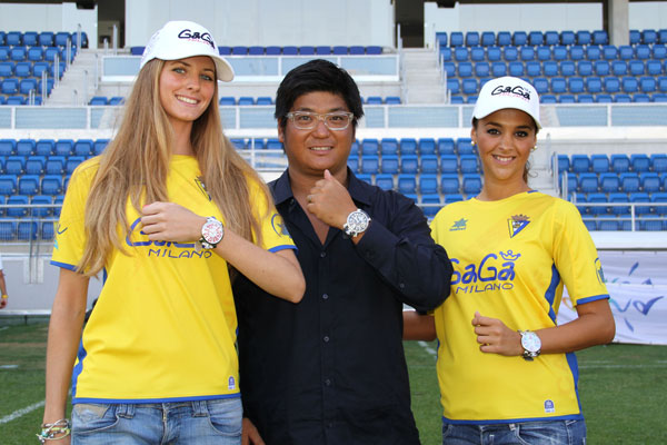 Kenji Chikaoka, con dos modelos, presentando el nuevo patrocinio (Foto: Trekant Media)