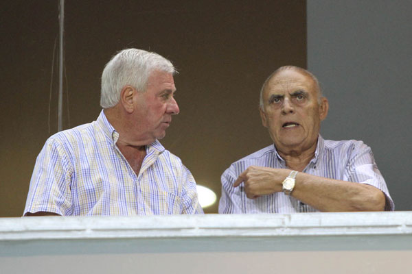 Federico González y Paco Puig conversan en el palco del Ramón de Carranza (Foto: Trekant Media)