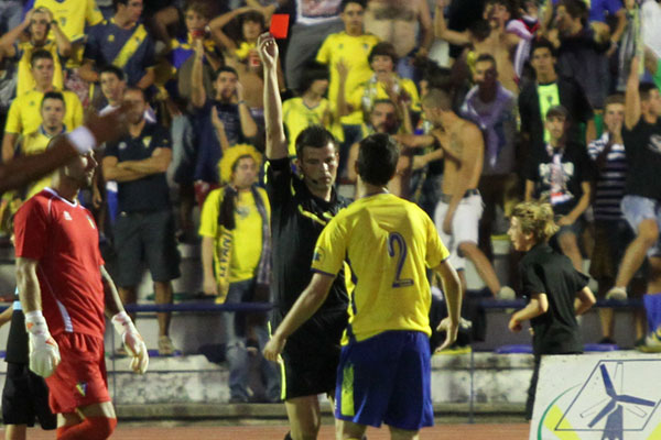 El colegiado le muestra la roja a Aitor tras el penalti (Foto: Trekant Media)