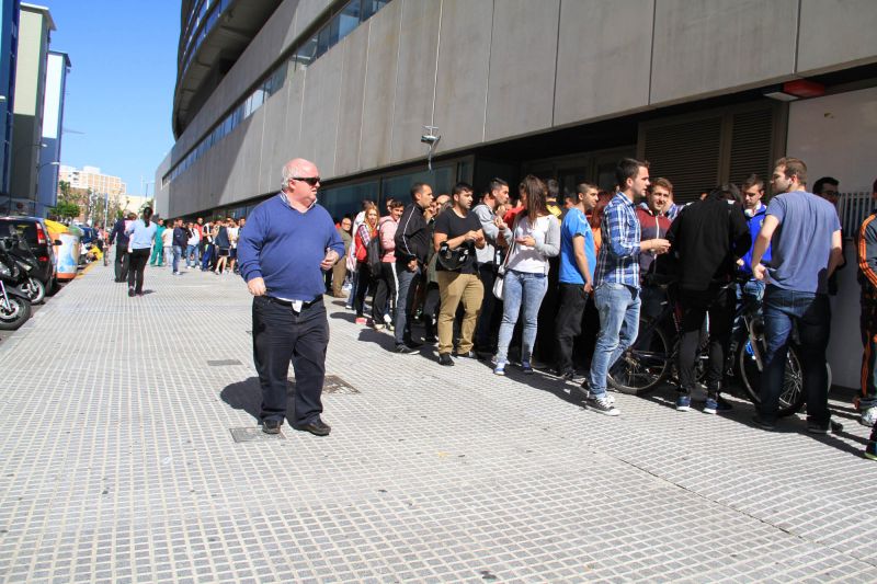 Carlos Medina supervisa la retirada de tickets de autobuses fletados por Locos por el Balón / Trekant Media