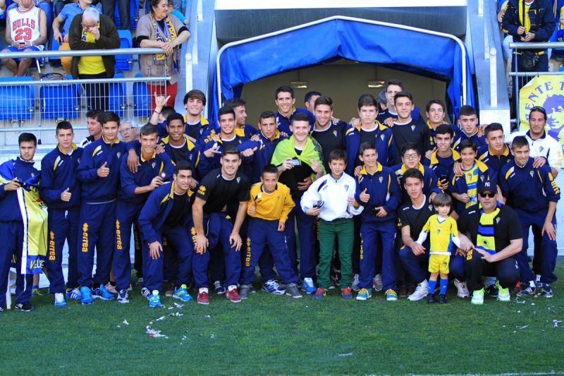 Los equipos del Balón Juvenil y el Cádiz Alevín C recibieron el reconocimiento del cadismo / Trekant Media