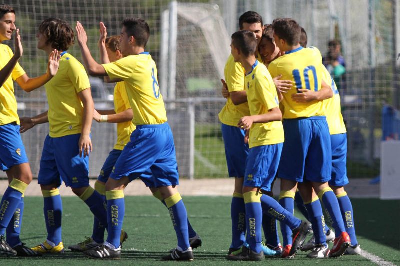 Los jugadores del Balón de Cádiz Cadete A celebran un gol en la Ciudad Deportiva / Trekant Media