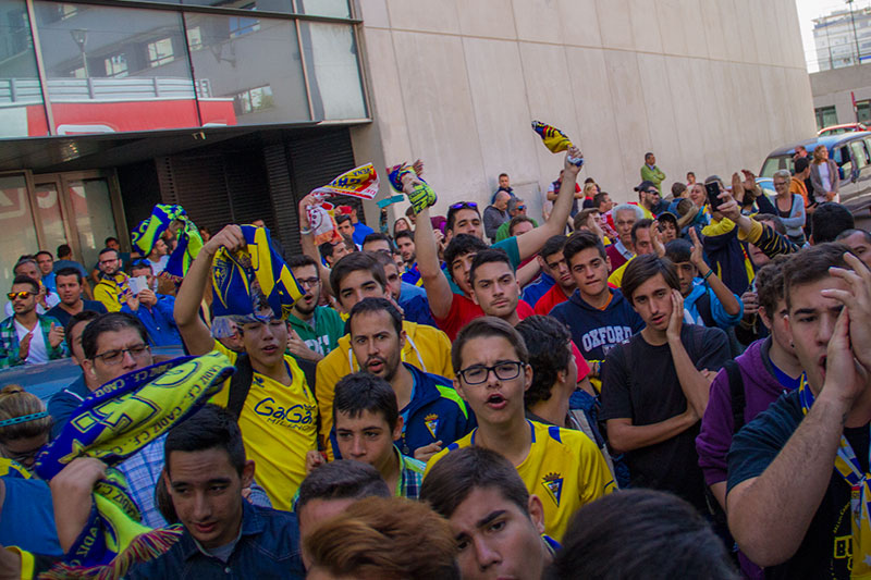 Aficionados despiden el autobús del Cádiz CF en Carranza / Trekant Media