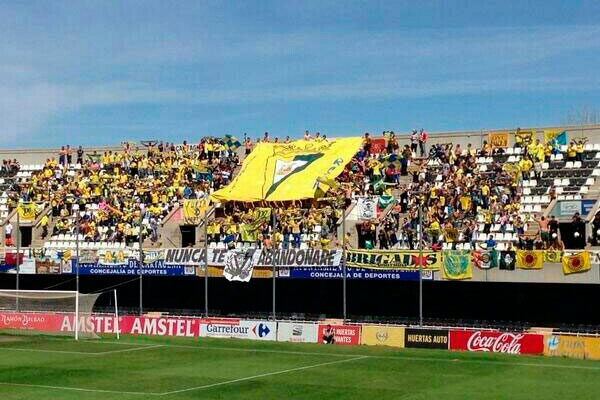 La afición cadista en el fondo norte del estadio Cartagonova / @jm_uriarte