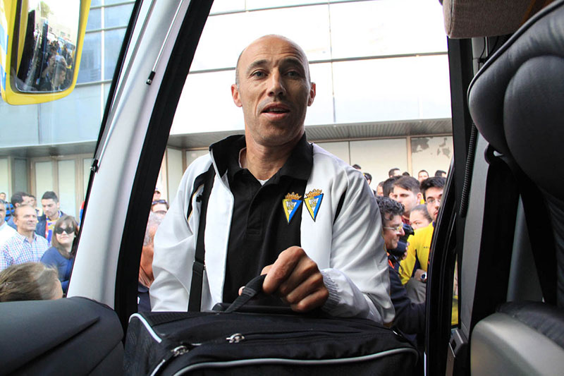 Antonio Calderón subiéndose al autobús del equipo / Trekant Media