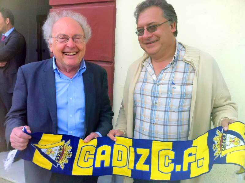 Eduard Punset con David Almorza y la bufanda del Cádiz CF / UCA