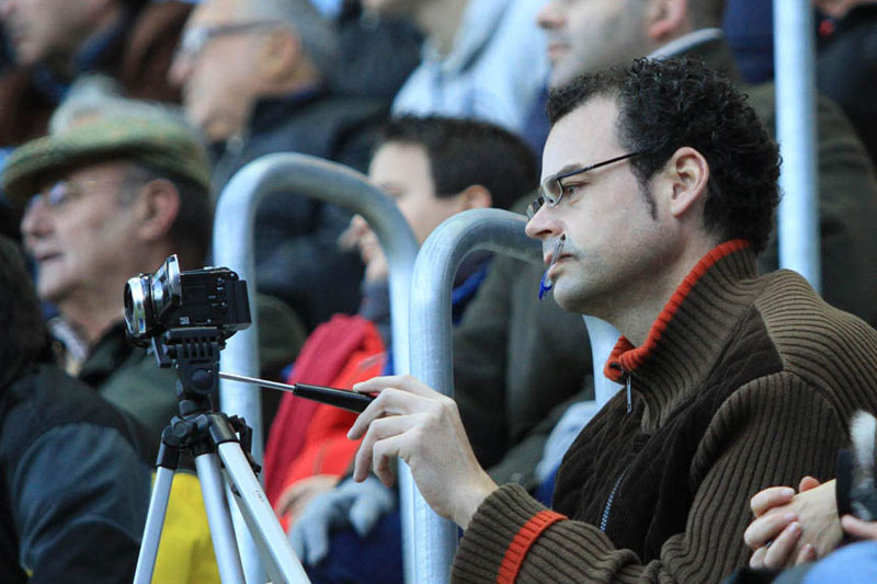 Un ojeador graba un partido en el estadio Ramón de Carranza / Trekant Media