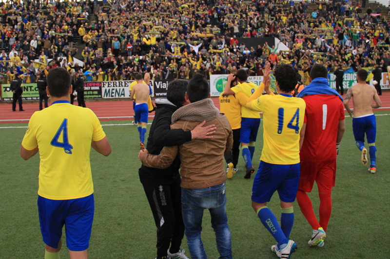 El equipo aplaude a la afición tras el partido en La Línea / Trekant Media