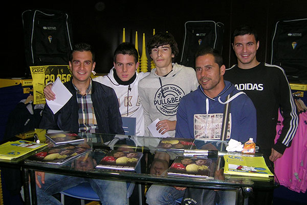 Juan Villar y Sergio Aragoneses firmaron autógrafos / cadizcf.com