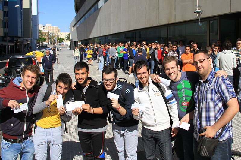 Aficionados sacando entradas y tickets de autobús en Carranza / Trekant Media