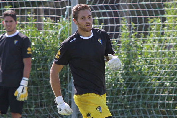 Adrián Jaén, en un entrenamiento con el primer equipo del Cádiz CF / Trekant Media