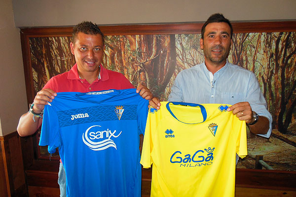 Juanma Carrillo y Raúl Agné posan con las camisetas de sus respectivos equipos / Onda Cero Cádiz