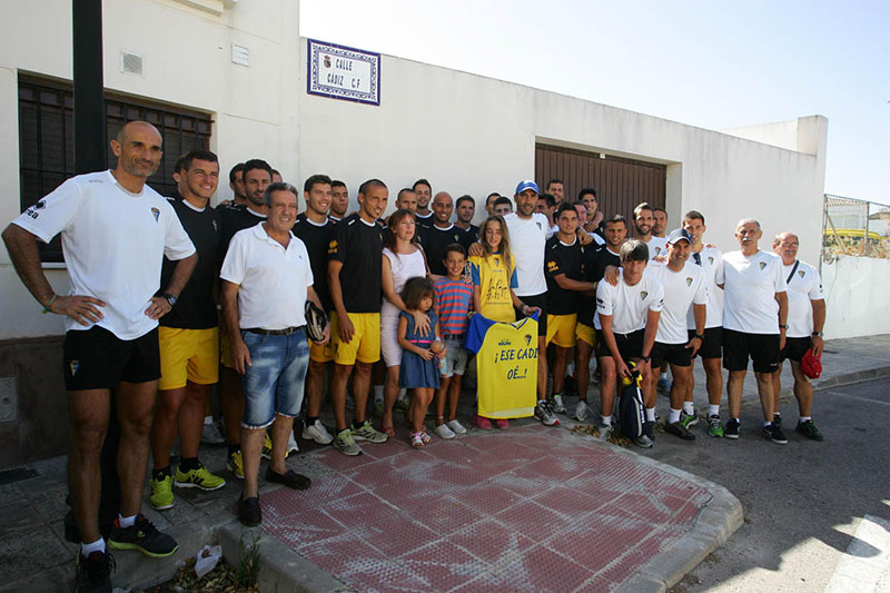 Los jugadores y cuerpo técnico, junto con la corporación municipal de Algar, en la calle 'Cádiz CF' / Paco Martín