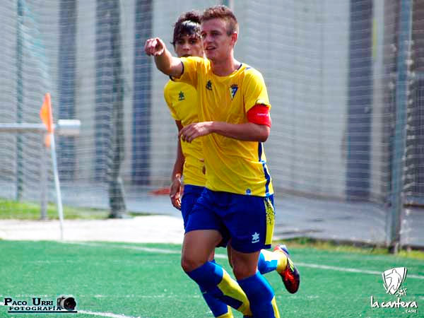 Cintas celebra un gol con el Cádiz CF Juvenil / Paco Urri - lacanteracadiz.com